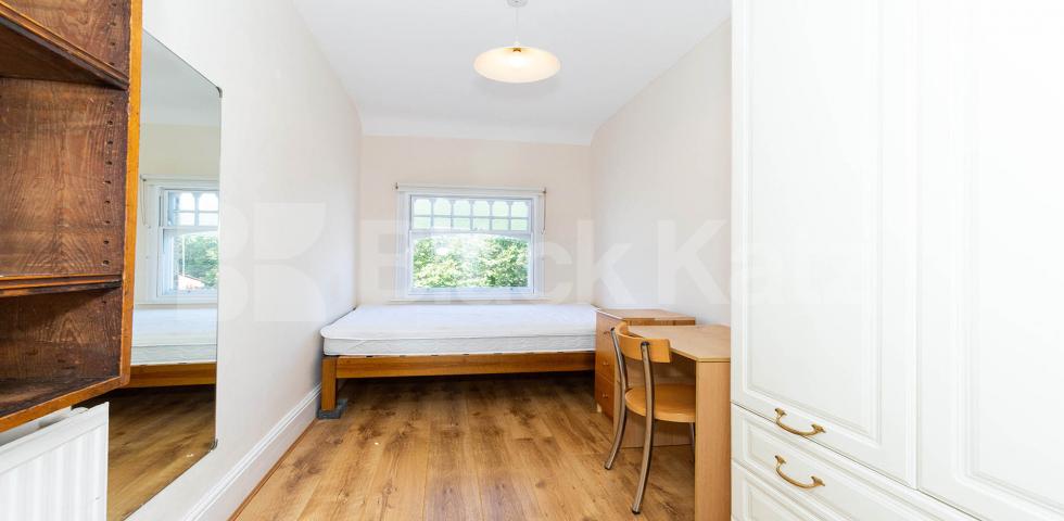 			VIRTUAL TOUR AVAILABLE!, 5 Bedroom, 1 bath, 1 reception Flat			 HIGHBURY PARK, HIGHBURY